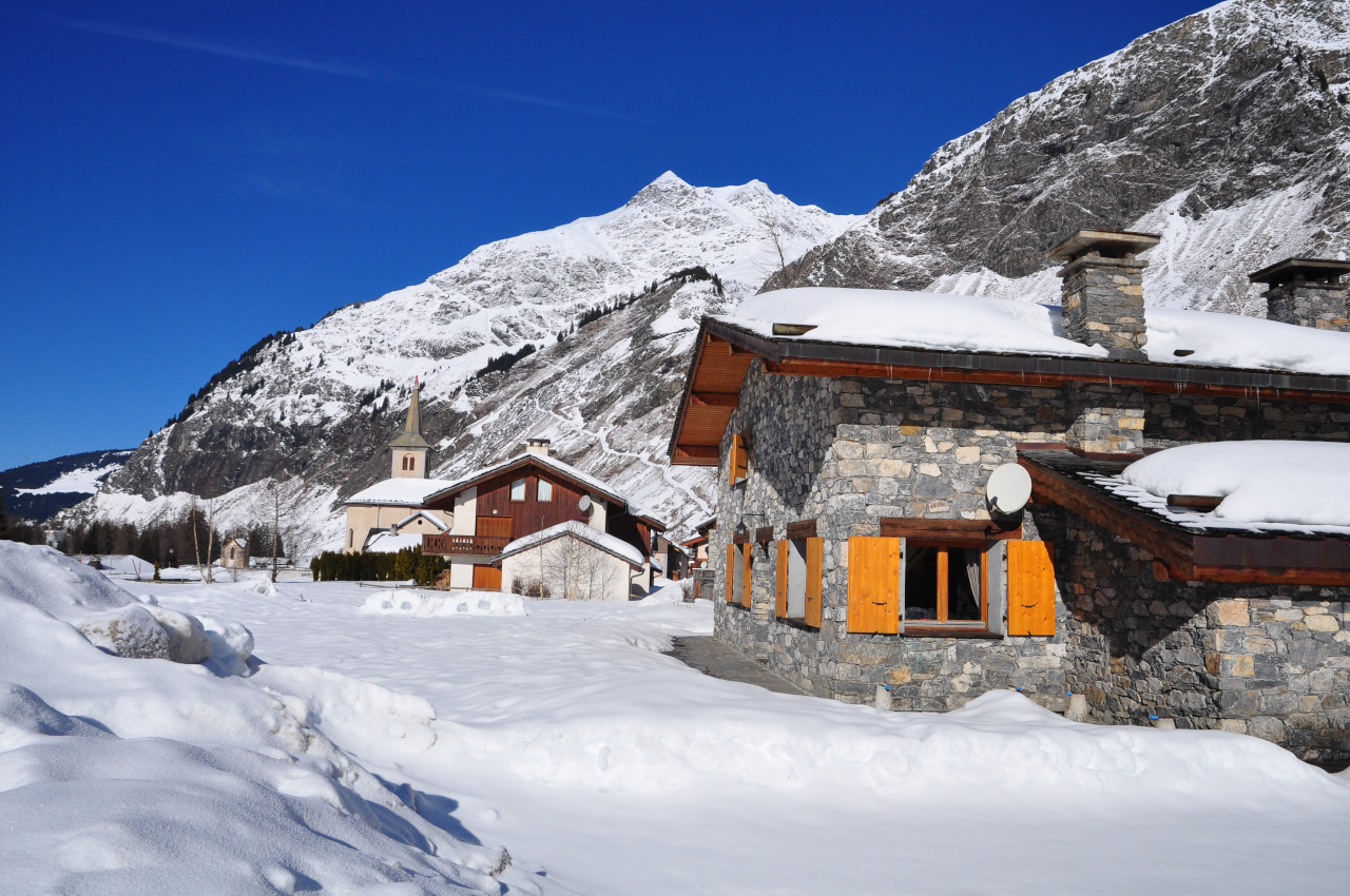 Chalet rental Les Petits Montagnards in Champagny Le Haut, large terrace under the snow for your winter vacation